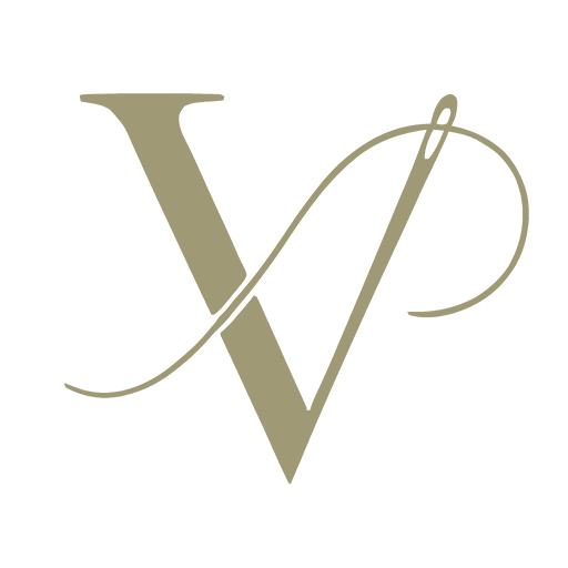 Stilisierte Buchstaben „V“ und „P“ in Hellbraun auf hellgrauem Hintergrund, im Schreibschrift-Stil.
